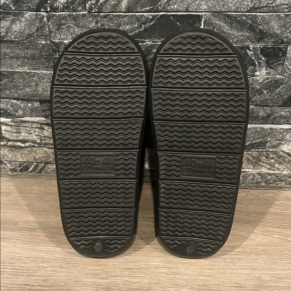 NWOT Cozy Black Slippers with Fleece Lining Size 9-10 - Picture 2 of 7